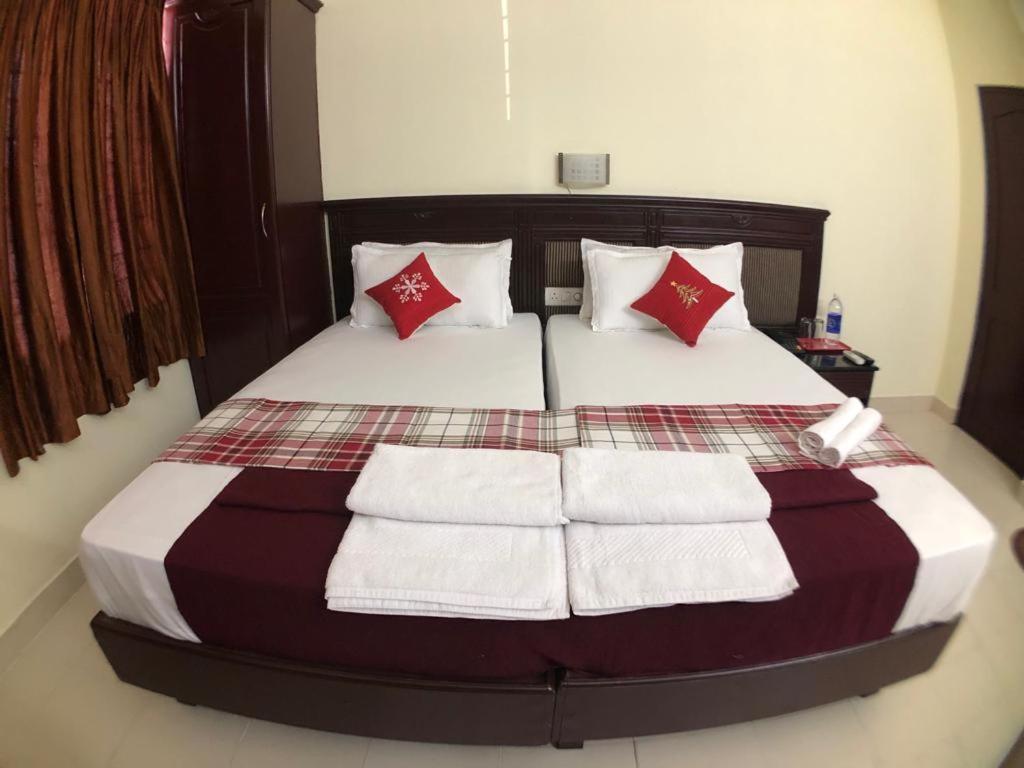 Mjm Plaza Hotel Kochi Exterior photo